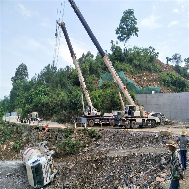 鱼台汽车掉沟里叫吊车救援要多少钱